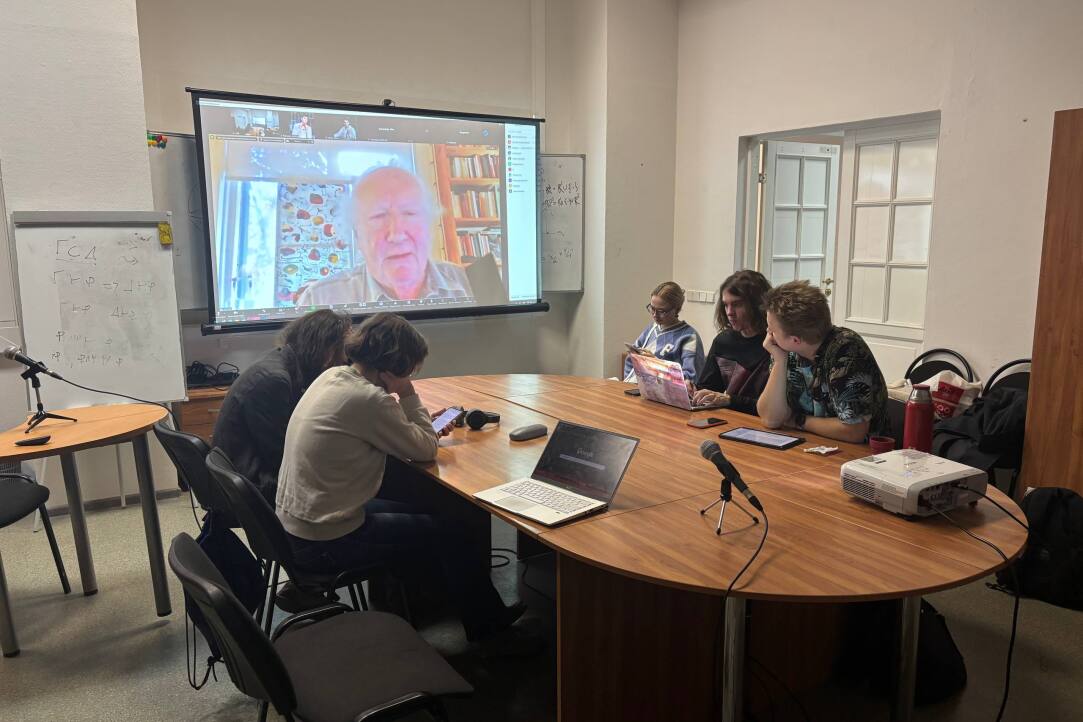 Иллюстрация к новости: Доклад Джона Белла «Abstract and Variable Sets in Category Theory»